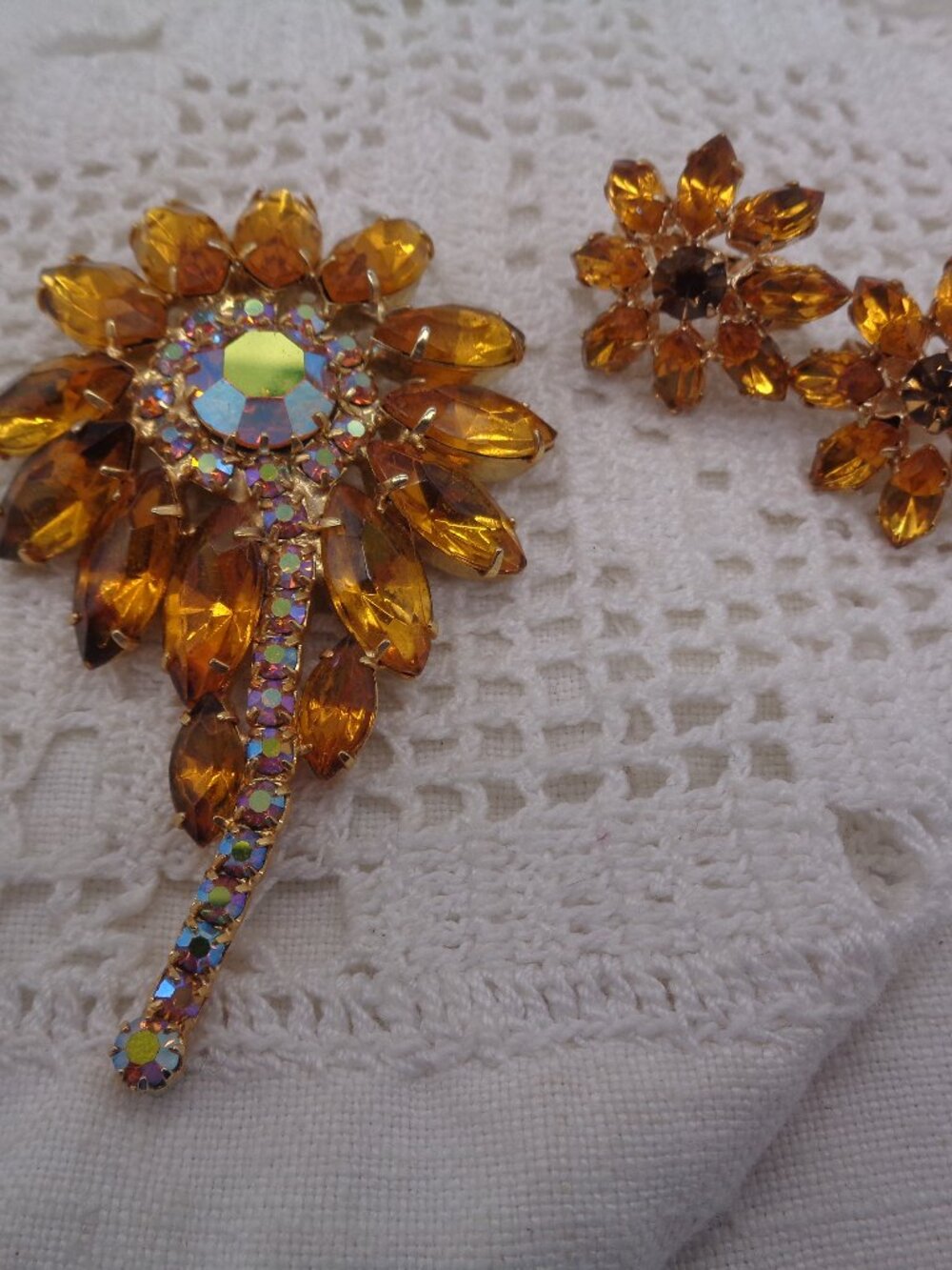 Vintage Golden RHINESTONE FLOWER BROOCH & Clip EARRINGS Set